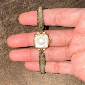 Vintage Gold-Tone Women's Bracelet Watch with Cream Dial